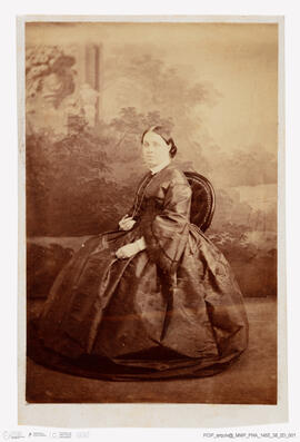 Álbum fotográfico - Álbum de fotografias com retratos de familiares da rainha D. Maria Pia