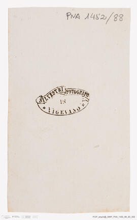 Álbum fotográfico - Álbum de fotografias com retratos de familiares da rainha D. Maria Pia