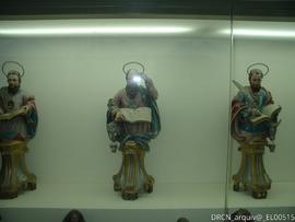 Corredor. Vitrine com paramentos exposto