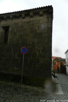 Fotografia exterior (pedra gravada com a medida de comprimento (covado)