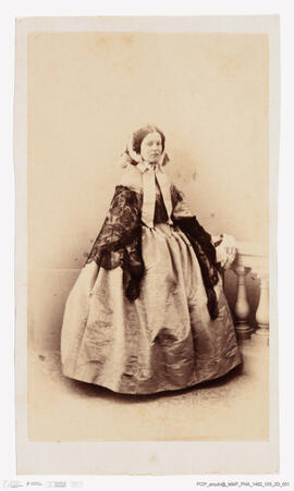 Álbum fotográfico - Álbum de fotografias com retratos de familiares da rainha D. Maria Pia