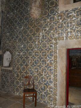 Parede em azulejo no interior do imóvel