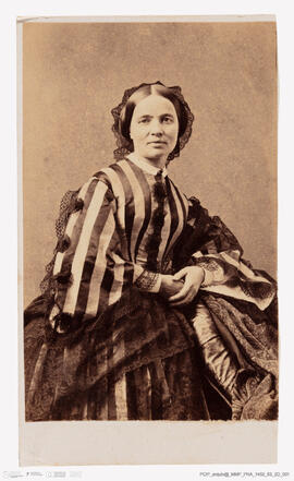 Álbum fotográfico - Álbum de fotografias com retratos de familiares da rainha D. Maria Pia