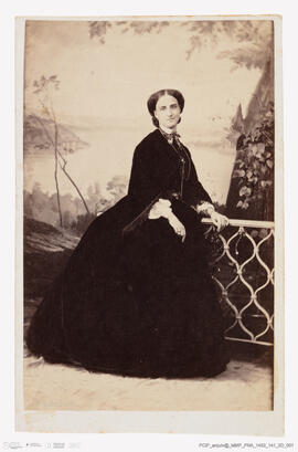 Álbum fotográfico - Álbum de fotografias com retratos de familiares da rainha D. Maria Pia