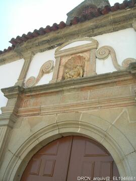 Portal principal – Nicho com escultura “Nossa Senhora da Piedade”
