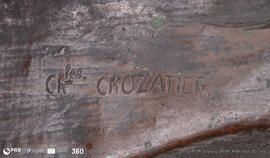 Cavaleiro segurando cavalo