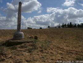 Cruzeiro (atualmente colocado em frente à Igreja)