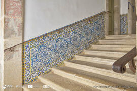 Painel de azulejos na entrada do coro alto