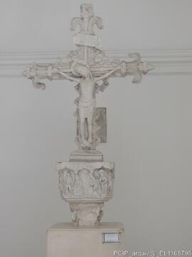 Capitel original exposto na galilé da Sé de Aveiro