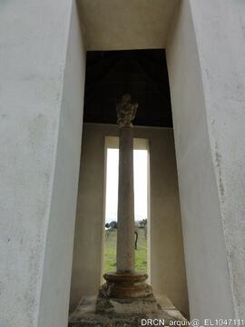 Coluna com escultura “Nossa Senhora da Piedade”