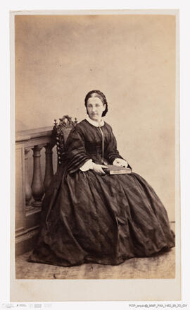 Álbum fotográfico - Álbum de fotografias com retratos de familiares da rainha D. Maria Pia