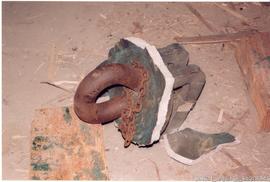 Pormenor da badaleira de um sino após a sua fragmentação para refundição