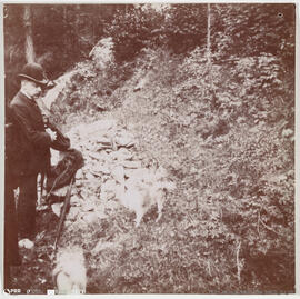 Fotografia - Retrato - Viagem Reais – Gressoney/ homem / traje passeio, um cão, pedras