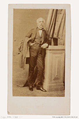 Álbum com retratos de membros das famílias reais