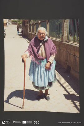 Idosa caminhando no Largo do Ribeiro, Lamego