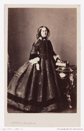 Álbum fotográfico - Álbum de fotografias com retratos de familiares da rainha D. Maria Pia