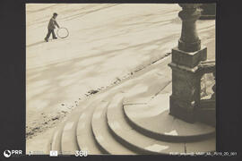 Menino brincando com arco