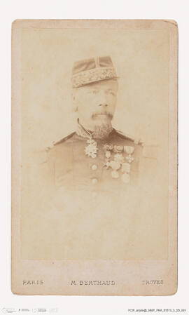 Álbum com retratos de membros das famílias reais