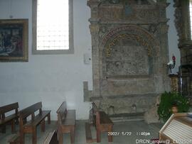 Registo em painel dos problemas de humidade no interior da igreja