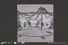 Rua decorada com grinaldas