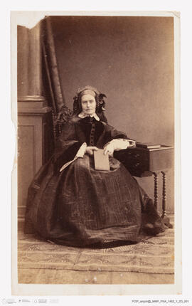 Álbum fotográfico - Álbum de fotografias com retratos de familiares da rainha D. Maria Pia