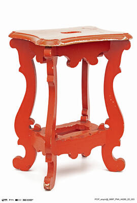 Banco de Madeira Pintado de Vermelho