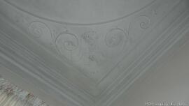 Interior do edifício: decoração no teto