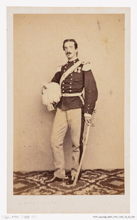 Álbum fotográfico - Álbum de fotografias com retratos de familiares da rainha D. Maria Pia