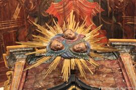 Fotografia interior: altar, pulpito, tetos, esculturas, coro alto, moiliario, objetos liturgicos ...