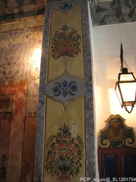 Detalhe de coluna decorada