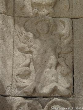 Portal principal figura esculpida