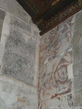 Pormenor de frescos no interior junto à capela mor