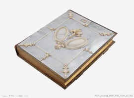 Álbum com retratos de membros das famílias reais europeias