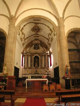 Nave central e altar mor