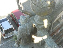 Escultura no tímpano do edifício