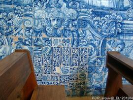 Paineis de azulejo no interior do templo