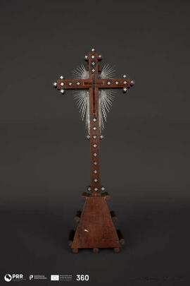 Crucifixo com relicário