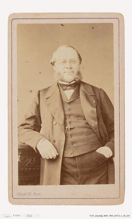 Álbum com retratos de membros das famílias reais