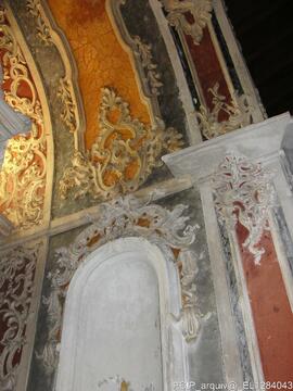 Detalhe de elementos decorativos na parede interior da igreja