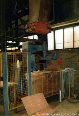 Interior da fábrica - Máquina de moldação semi-automática