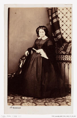 Álbum fotográfico - Álbum de fotografias com retratos de familiares da rainha D. Maria Pia