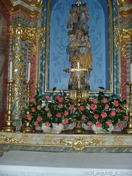 Retábulo no corpo da Igreja com imagem de Nossa Senhora com o menino nos braços