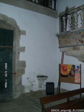 Registo em painel dos problemas de humidade no interior da igreja