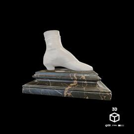 Pé da Rainha D. Maria Pia calçado com bota