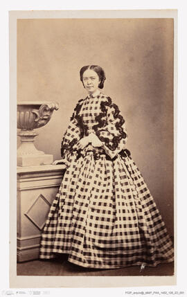 Álbum fotográfico - Álbum de fotografias com retratos de familiares da rainha D. Maria Pia