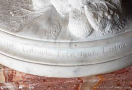 Mulher com bilha à cabeça