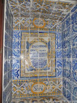 Parede em azulejo no interior do imóvel