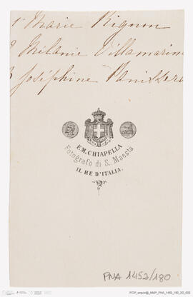 Álbum fotográfico - Álbum de fotografias com retratos de familiares da rainha D. Maria Pia