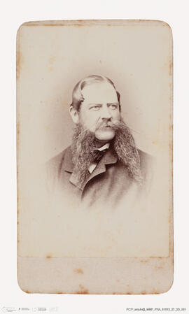 Álbum com retratos de membros das famílias reais