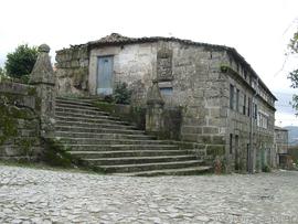 Capela de São Torcato, Monumento Nacional, pormenor do muro zona exterior à capela intervenção da...